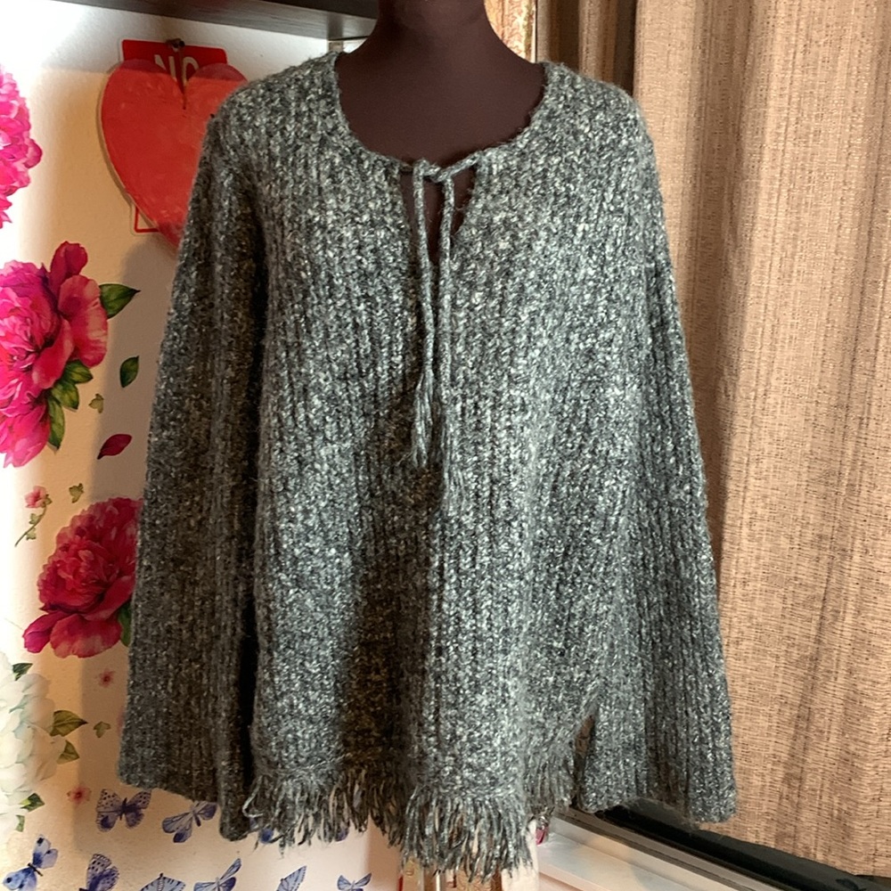 Vintage Venezia Jeans Clothing Co. long sleeve gray knit cardigan. Size 18/20.